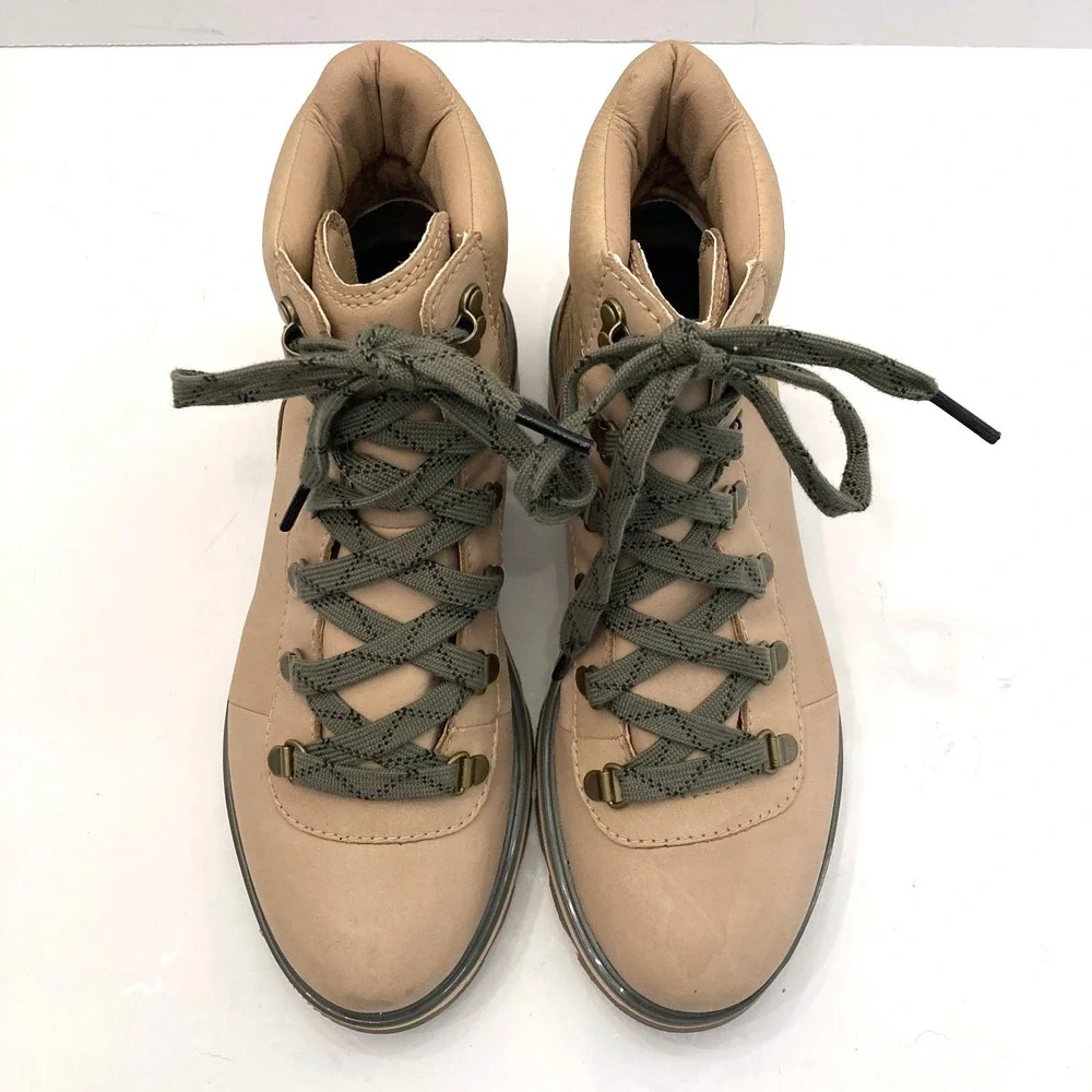 Sorel lennox hiking